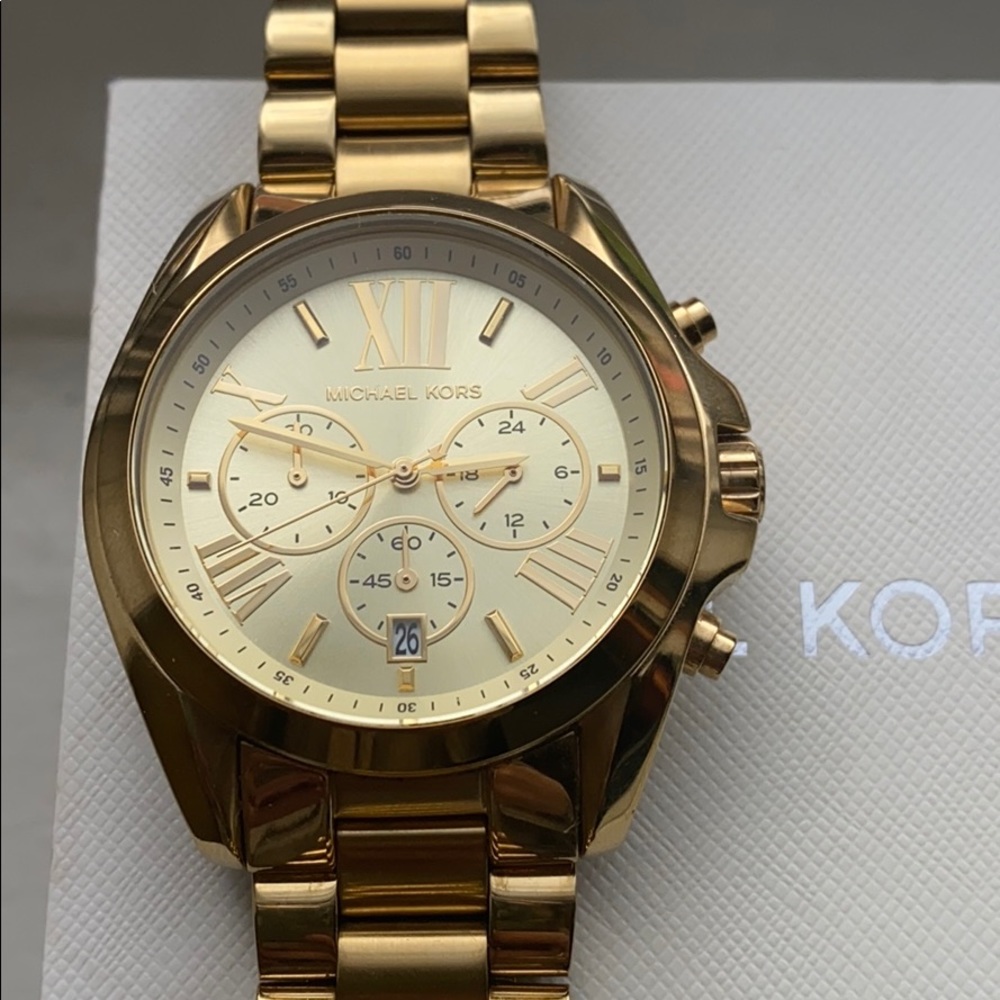 Gold Michael Kors watch ✨ Needs to be sold ASAP! SEND ME AN OFER! - Picture 3 of 11